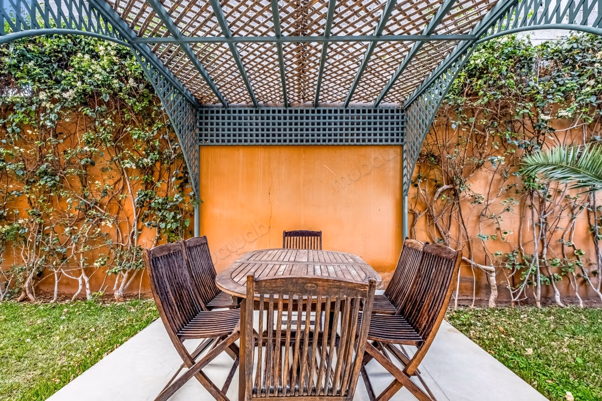 Riads om te kopen in El Moukef. Totale oppervlakte 116 m². Satellietschotel en traditionele woonkamer.