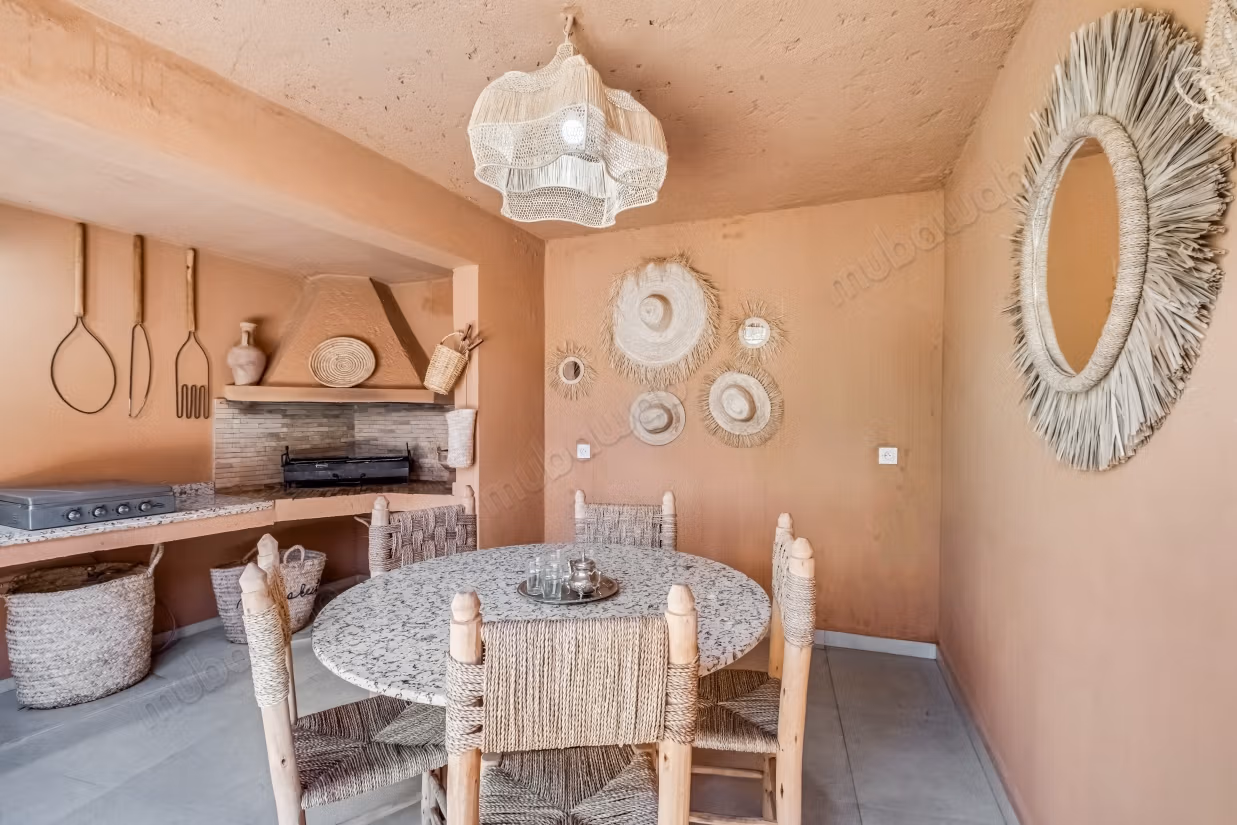 Riads om te kopen in El Moukef. Totale oppervlakte 116 m². Satellietschotel en traditionele woonkamer.