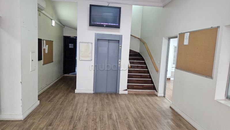 Nu kopen: kantoorruimte in Les Hôpitaux. Oppervlakte 1836 m². Dubbel glas, verstevigde deur. 