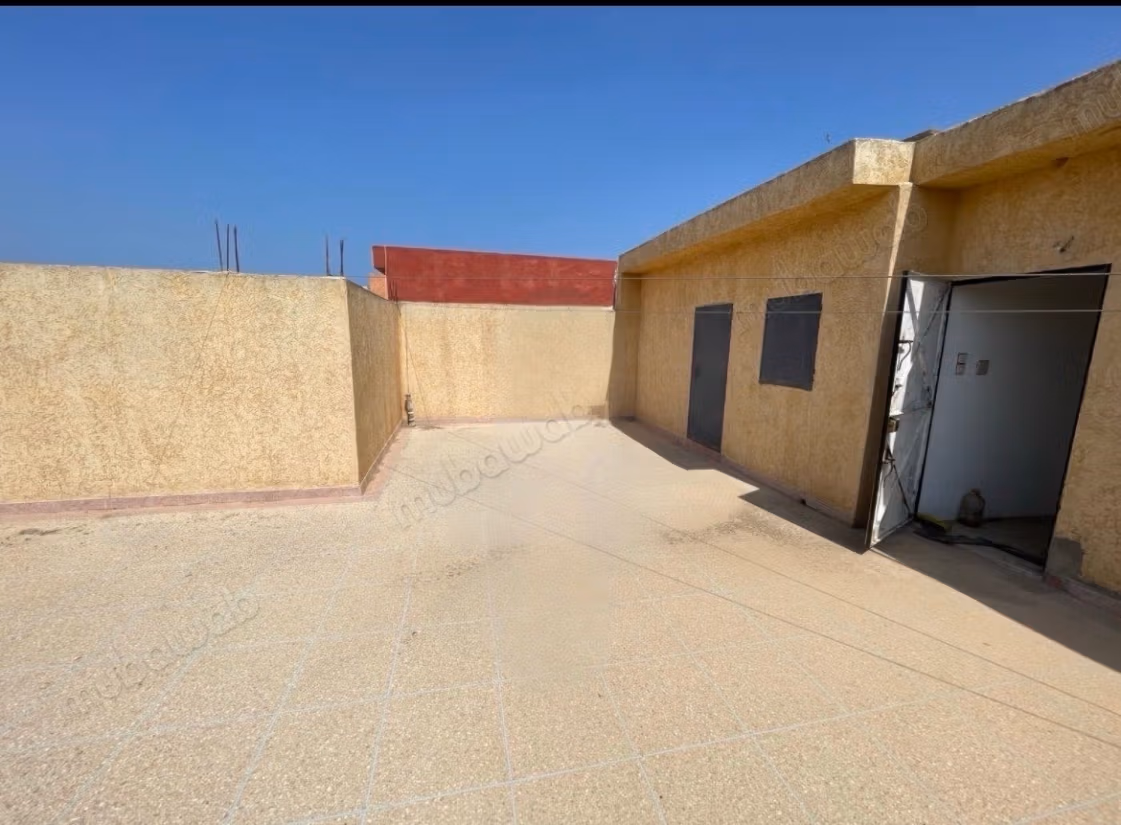 House for sale in Al Kawtar. Dimension 103 m². Fitted kitchen