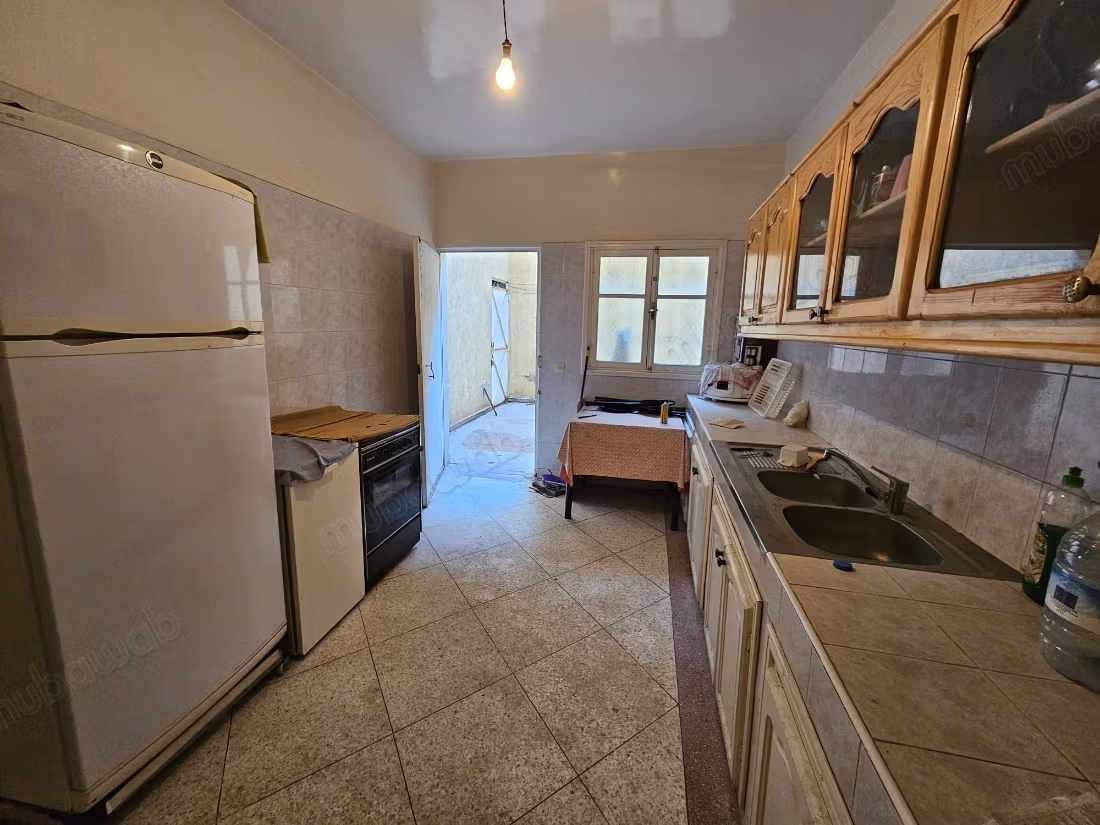 House for sale in Al Kawtar. Dimension 103 m². Fitted kitchen