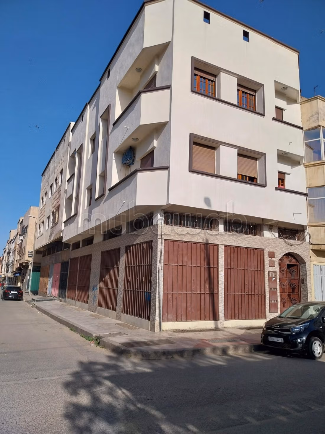 Maison d'angle sur 2 niveaux avec magasins et cave — 2