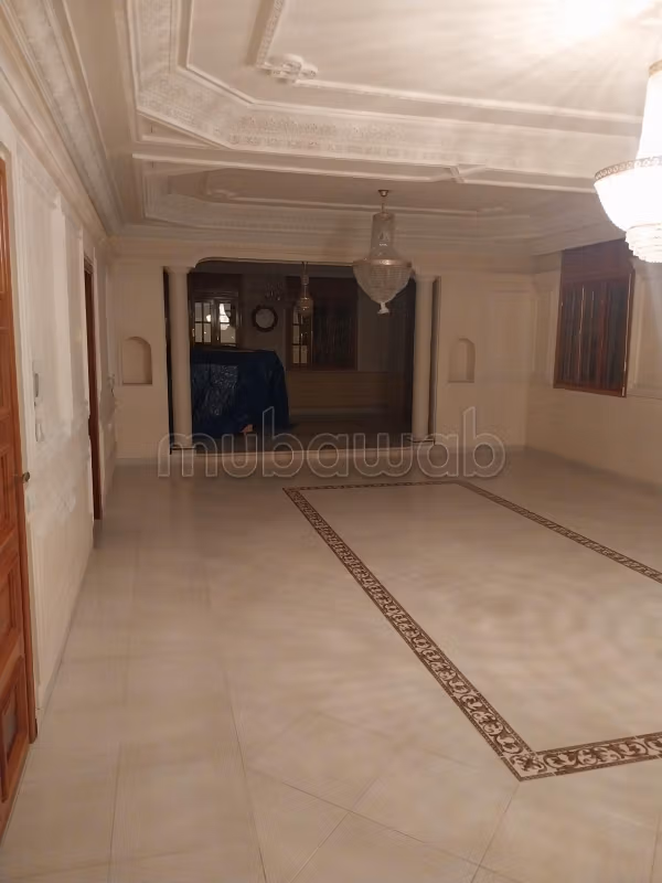 Maison d'angle sur 2 niveaux avec magasins et cave