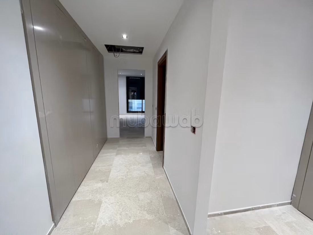 Fabulous apartment for sale in Les Jardins de Carthage. 5 comfortable rooms. Large swimming pool, General air conditioning. 