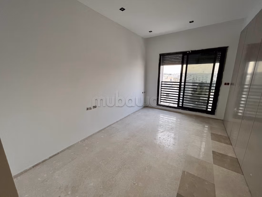 Fabulous apartment for sale in Les Jardins de Carthage. 5 comfortable rooms. Large swimming pool, General air conditioning. 