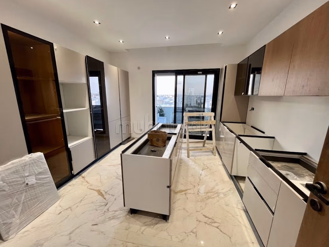 Fabulous apartment for sale in Les Jardins de Carthage. 5 comfortable rooms. Large swimming pool, General air conditioning. 