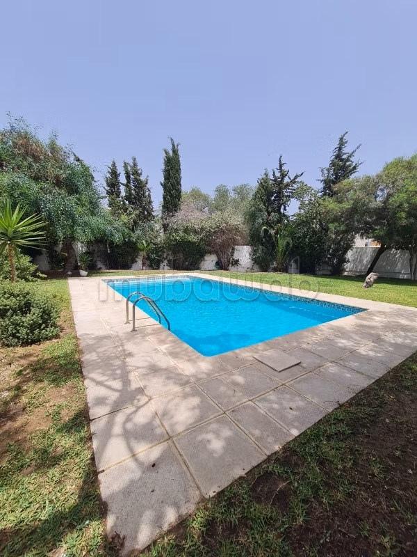 Superbe villa à louer à Gammarth. 4 chambres. Belle terrasse et jardin