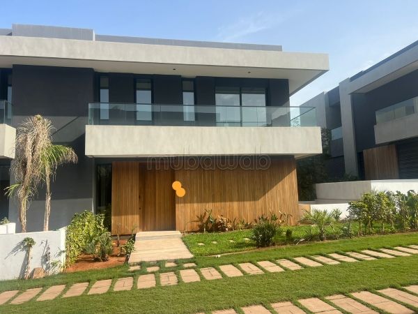 Suntuosa villa en alquiler en Ain Diab Extension. Área total 450 m². Aire condicionado y piscina.