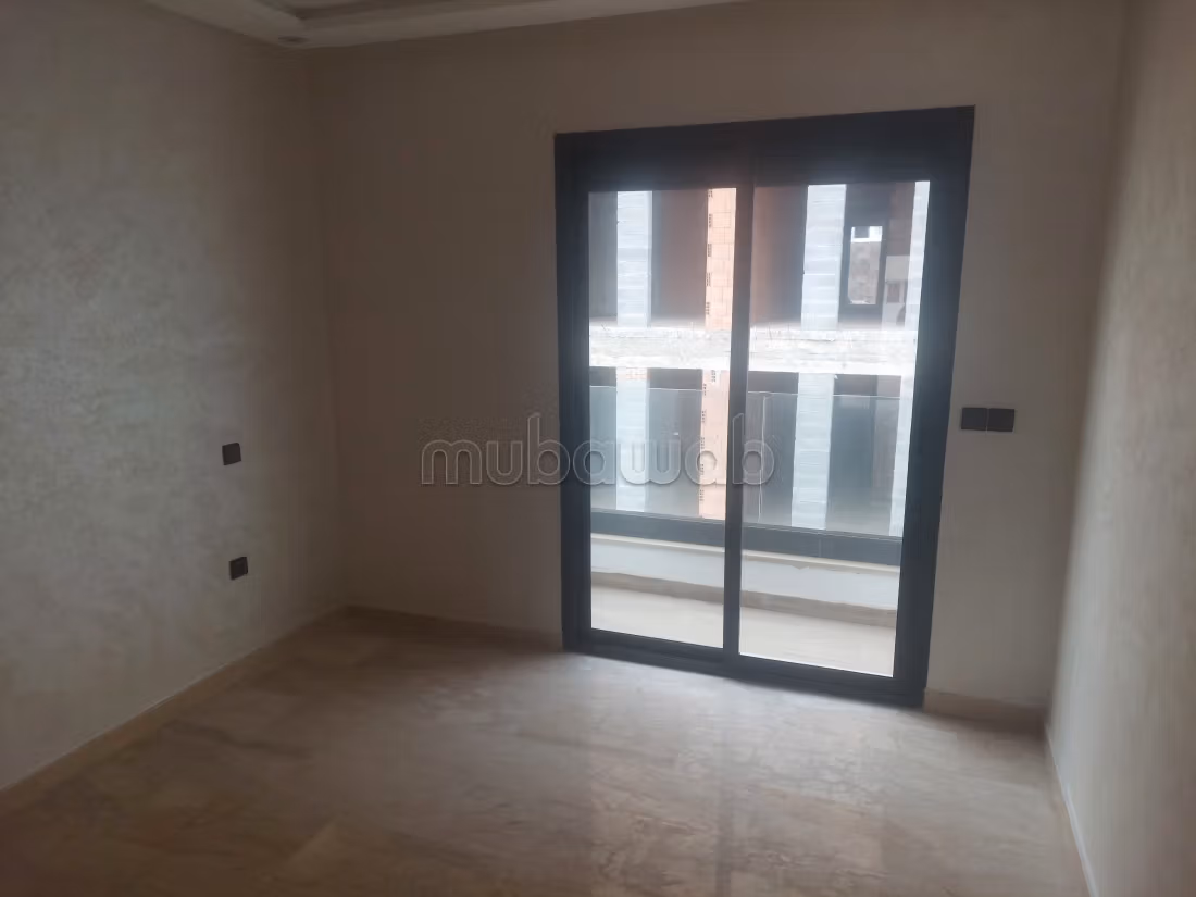 High standard studio for rent empty