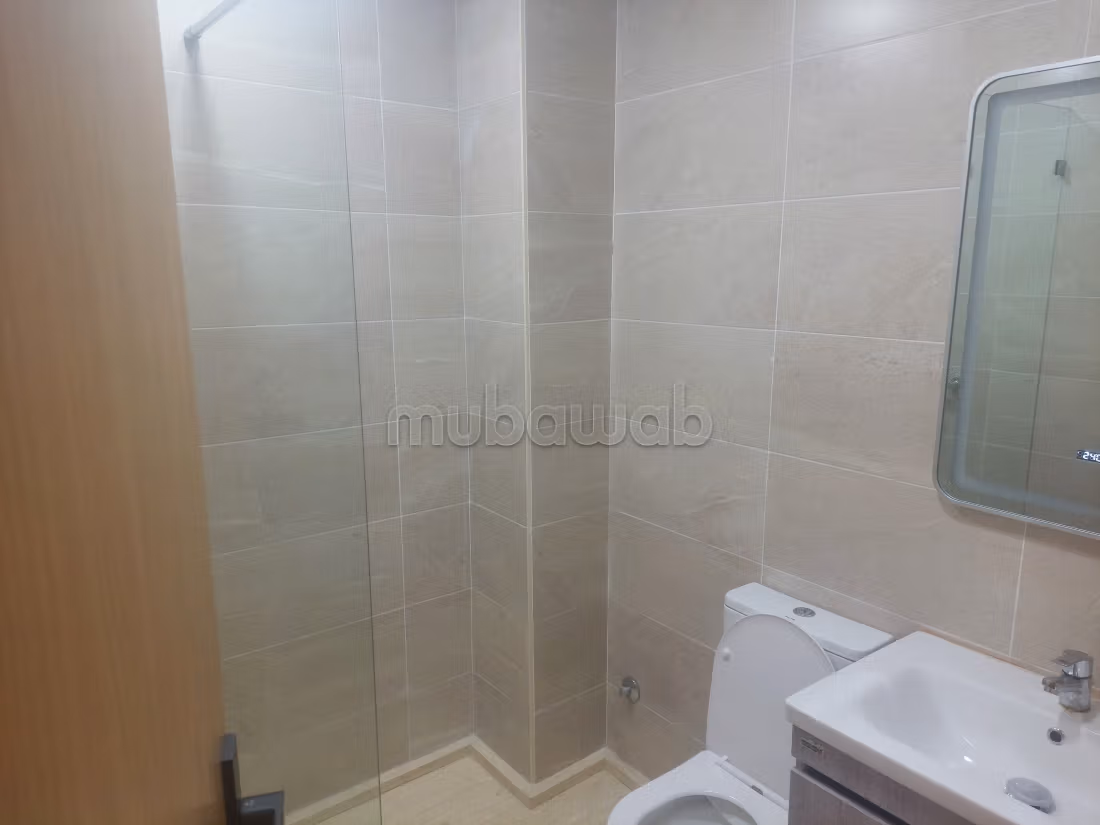 High standard studio for rent empty