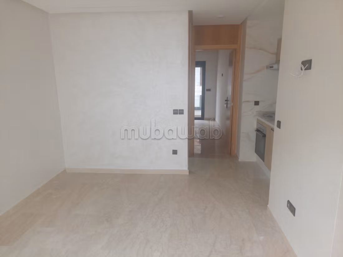 High standard studio for rent empty