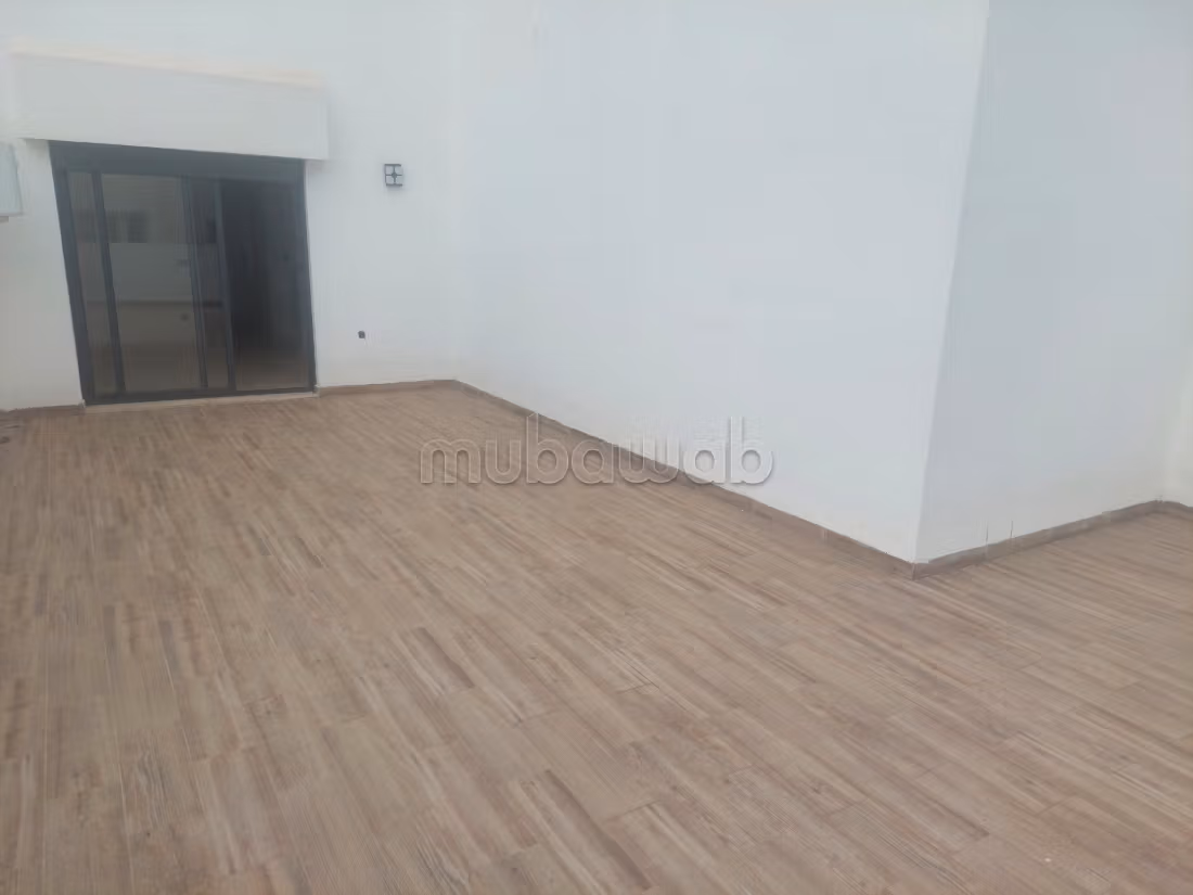 High standard studio for rent empty