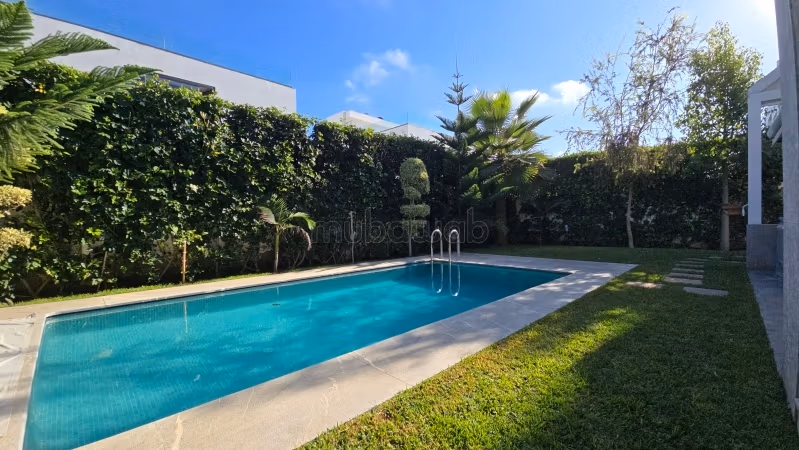 فيلا رائعة للبيع بدار بوعزة. المساحة الكلية 468 م². شرفة جميلة وحديقة