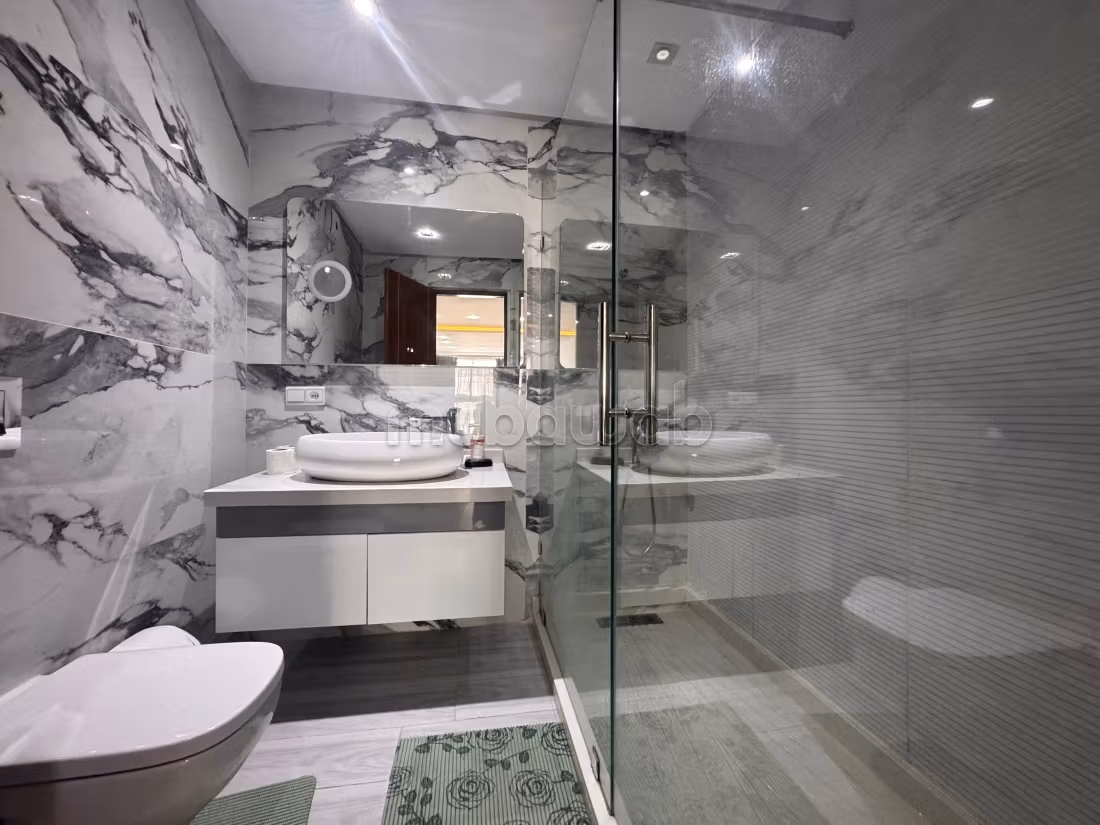 Splendido appartamento in affitto a Centre. 2 belle camere da letto. Posto auto e ascensore