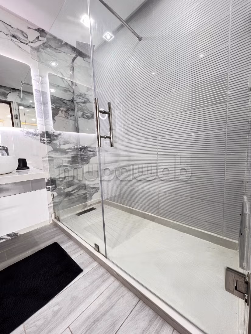 Splendido appartamento in affitto a Centre. 2 belle camere da letto. Posto auto e ascensore