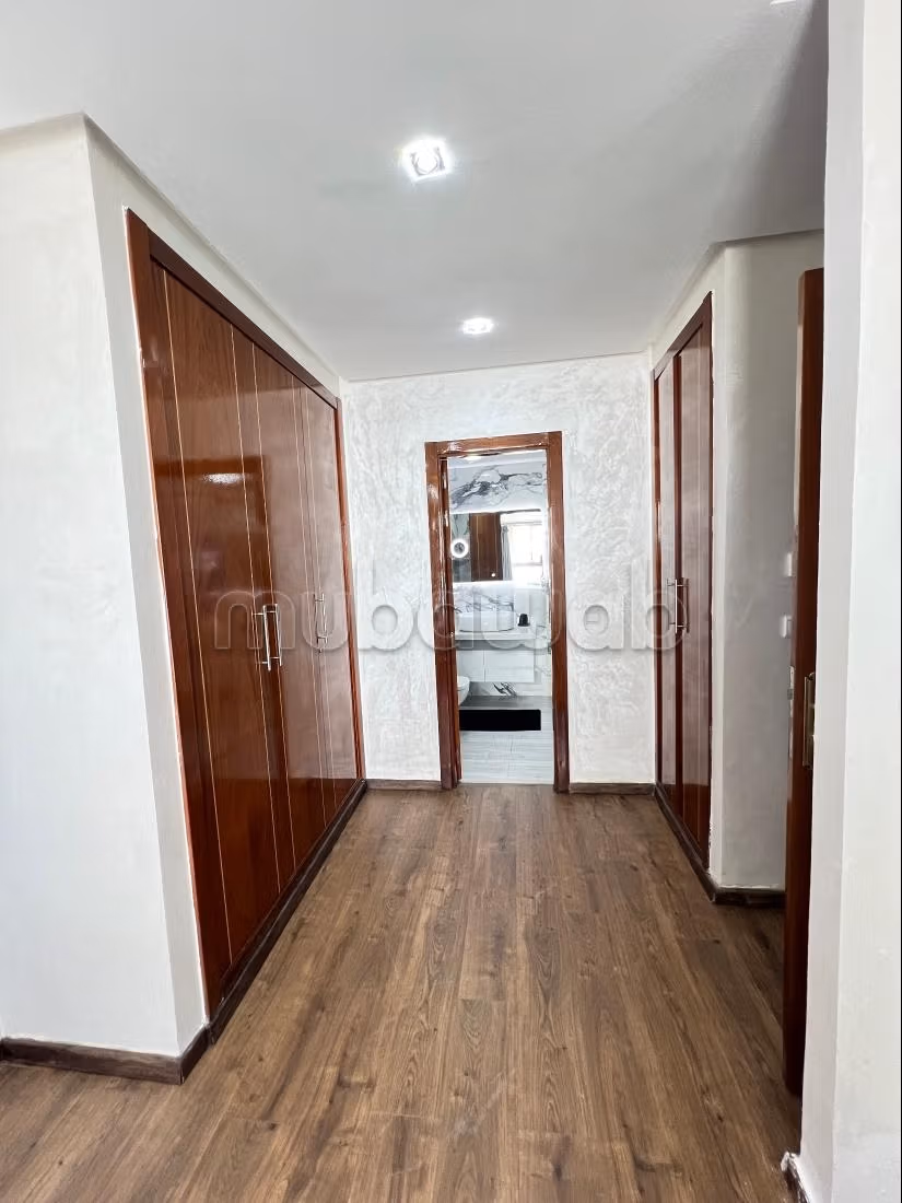Splendido appartamento in affitto a Centre. 2 belle camere da letto. Posto auto e ascensore