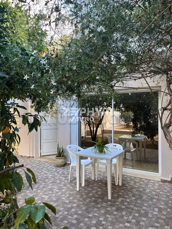 Apartment for rent in La Marsa. Area of 150 m². Fitted kitchen. 