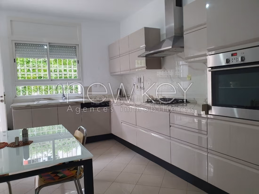 Villa S5 à vendre aux Jardins de l'Aouina