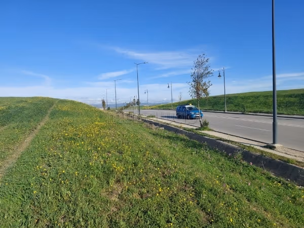 Beau Terrain titré 1.5 hectares à coté de La Gare routière