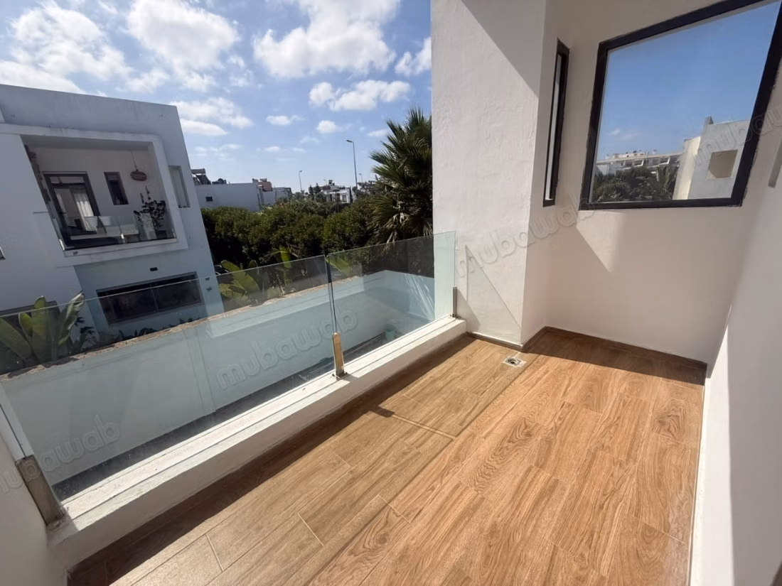 Luxury home for sale. 3 beautiful rooms. Working fireplace, Residence with swimming pool. 