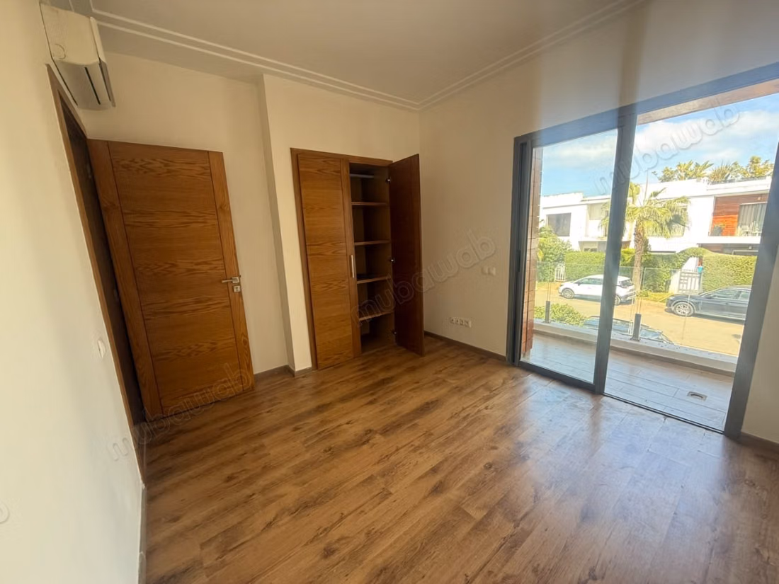 Luxury home for sale. 3 beautiful rooms. Working fireplace, Residence with swimming pool. 