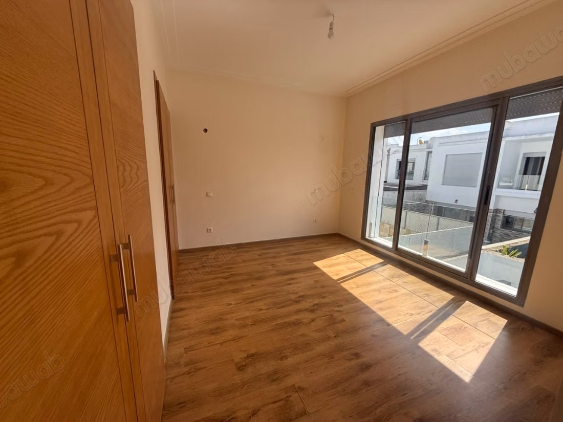 Luxury home for sale. 3 beautiful rooms. Working fireplace, Residence with swimming pool. 