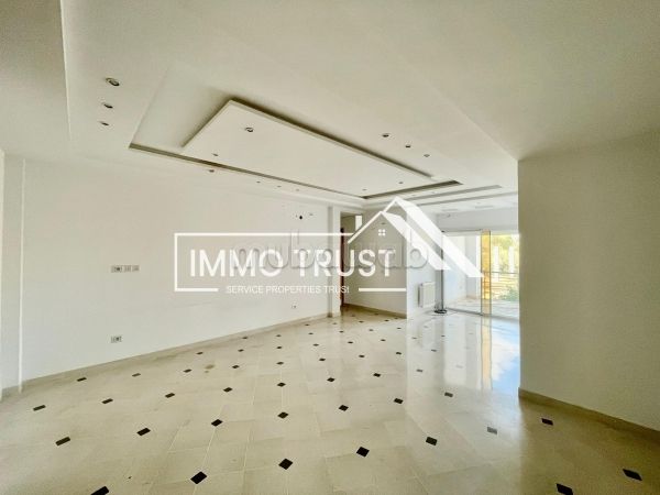 Affitto di un bellissimo appartamento a La Soukra. 3 ampi locali. Condizionatore e servizio di conciergerie. 