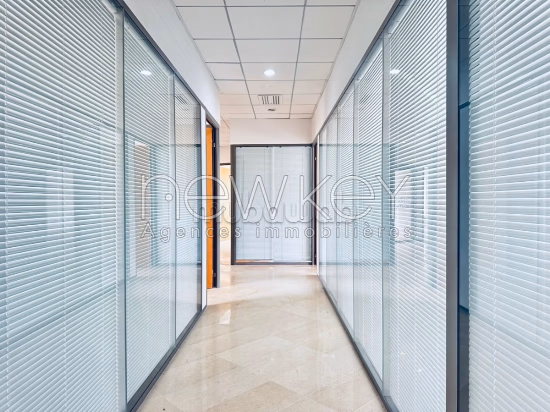 Offices for rent in Les Berges Du Lac 1. Total area 601 m². Garage