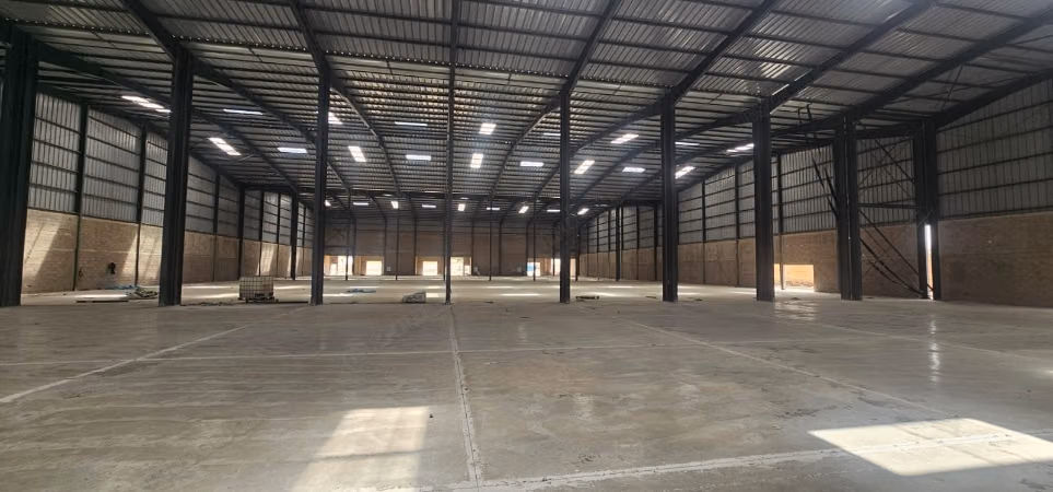 Offices & shops to rent in Lissasfa. Total area 3500 m². Secured neighbourhood. 