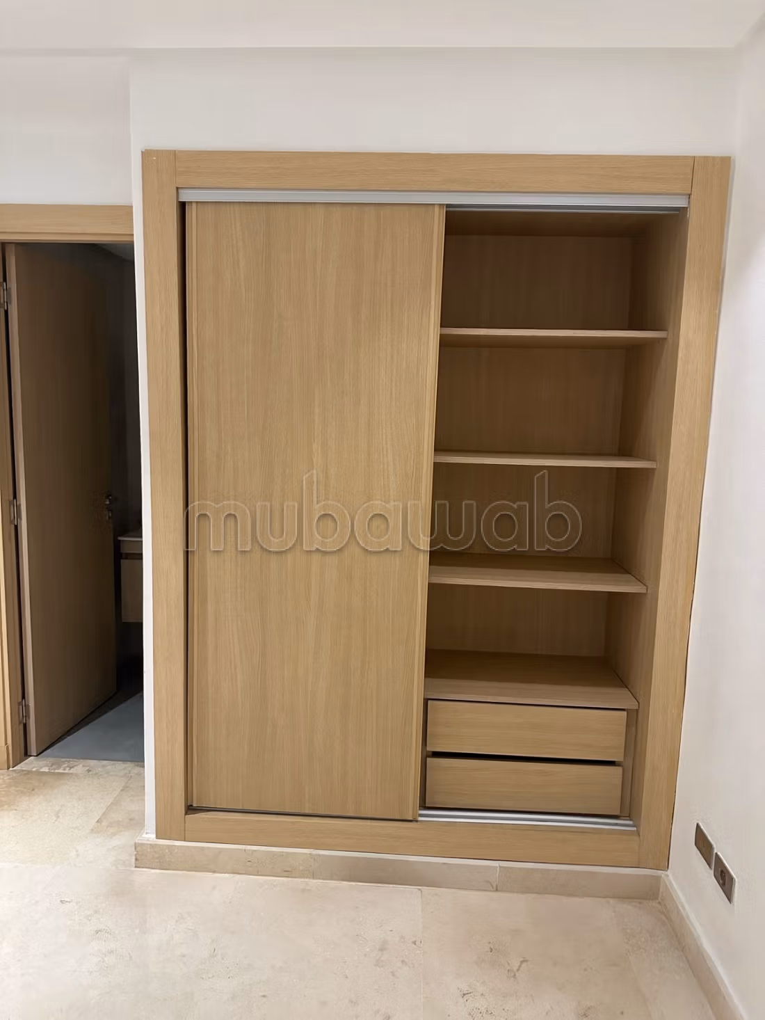 Flat for rent in Franceville. 2 rooms. Dressing room