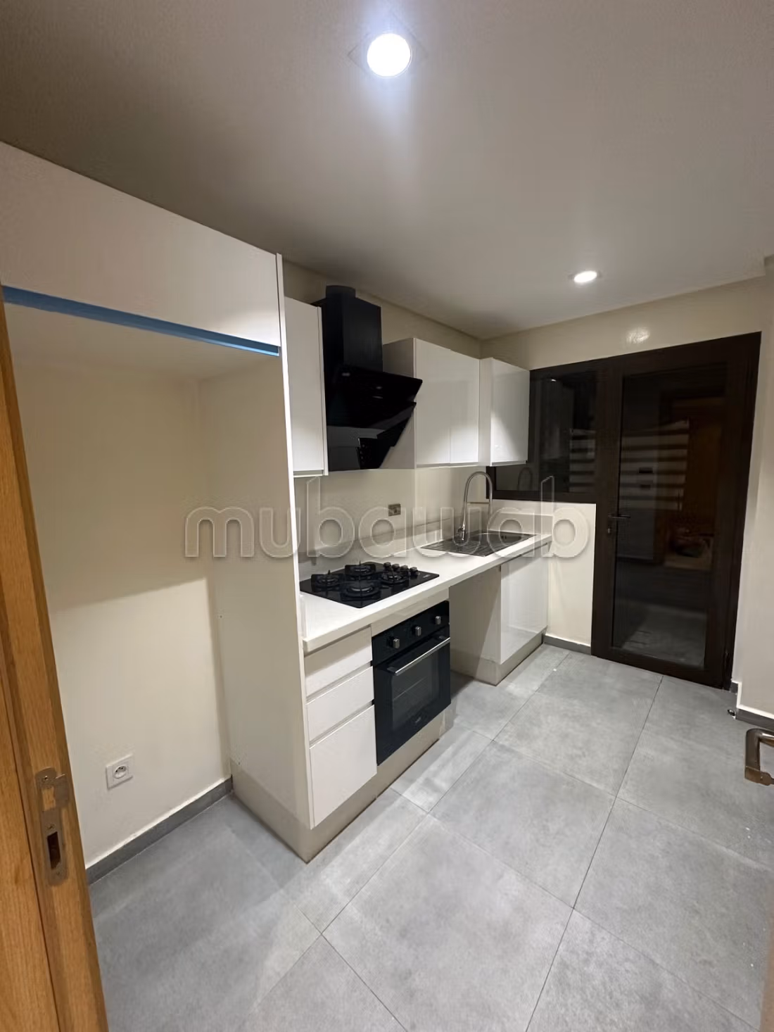 Flat for rent in Franceville. 2 rooms. Dressing room