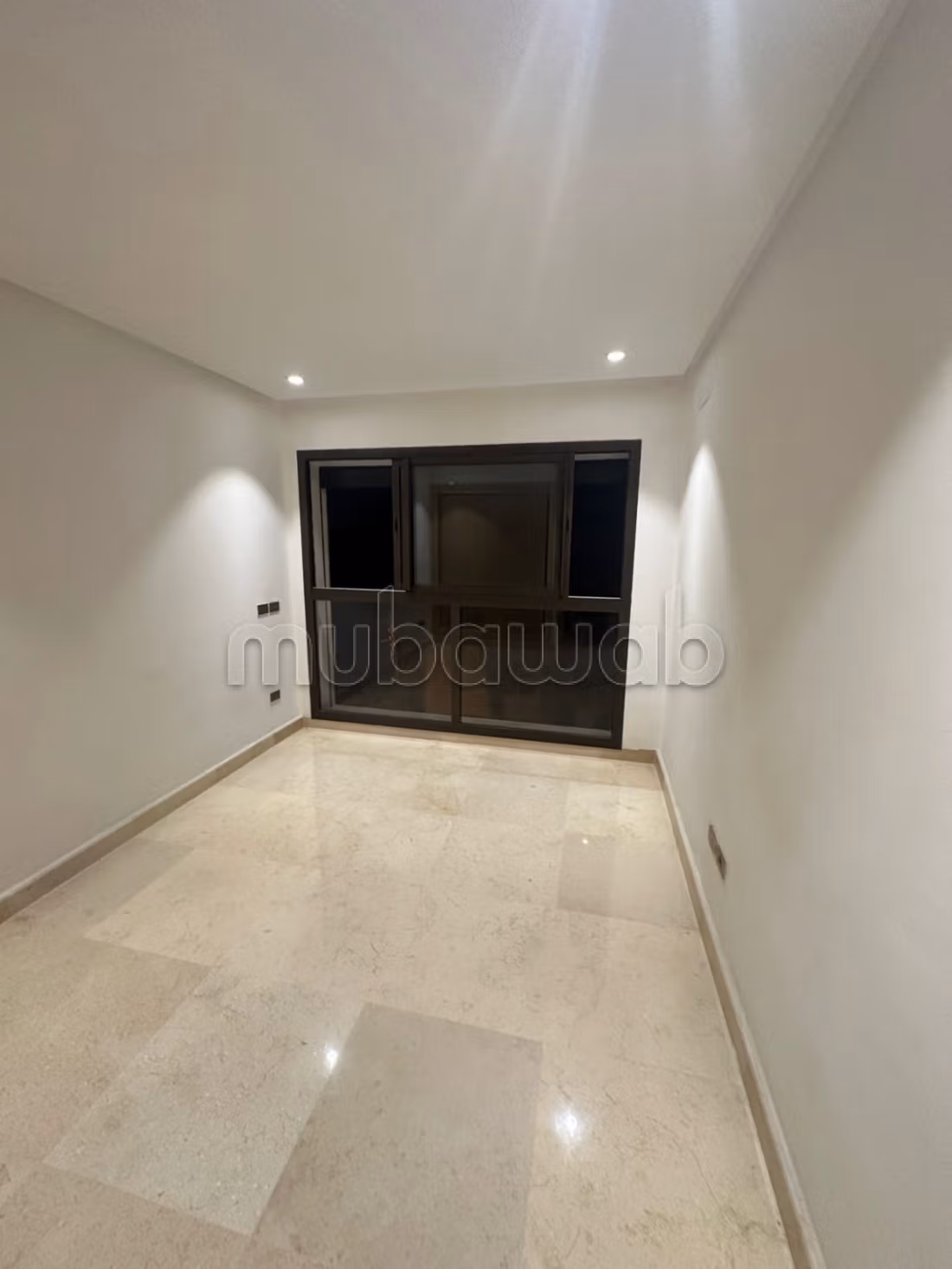 Flat for rent in Franceville. 2 rooms. Dressing room