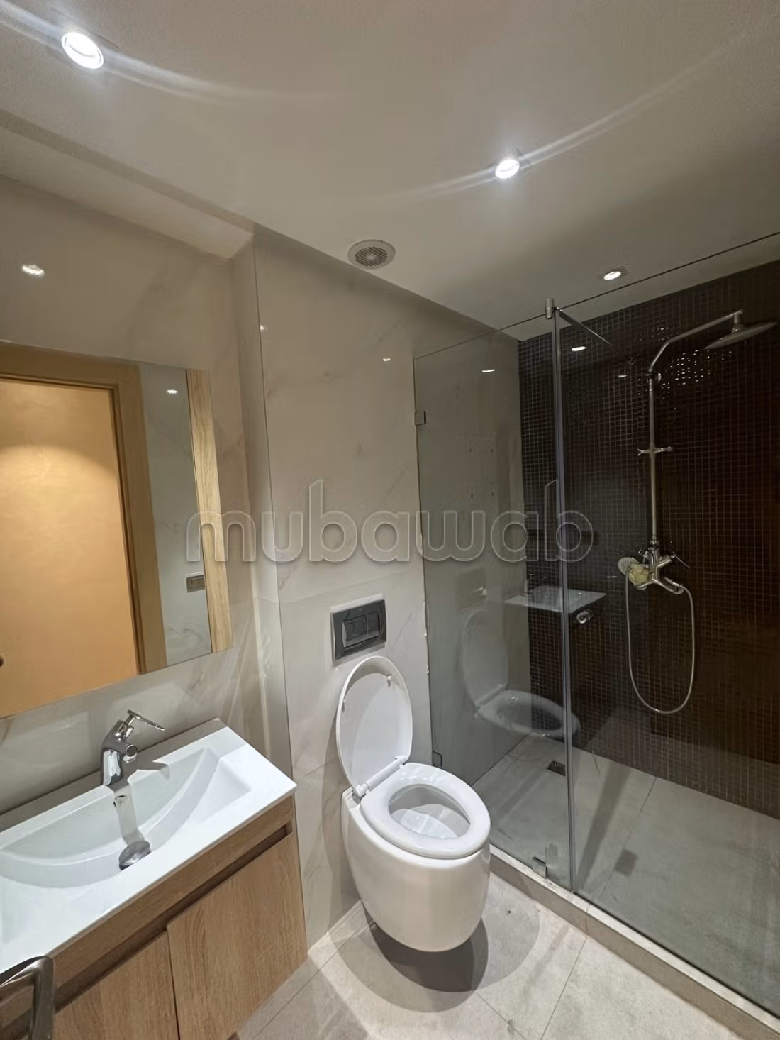 Flat for rent in Franceville. 2 rooms. Dressing room