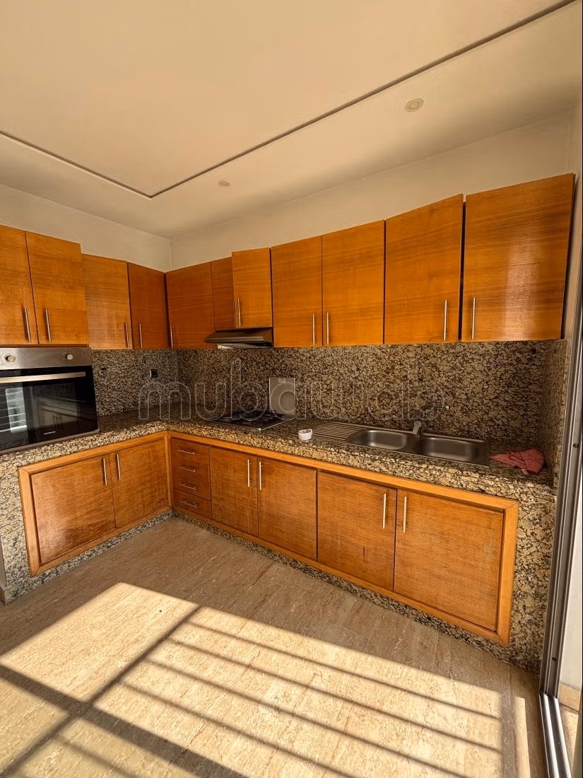 Superbe appartement à louer à Belvédère. Surface totale 80 m². Terrasse et ascenseur