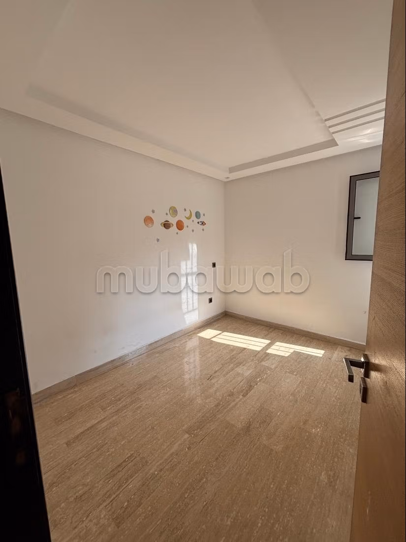 Superbe appartement à louer à Belvédère. Surface totale 80 m². Terrasse et ascenseur