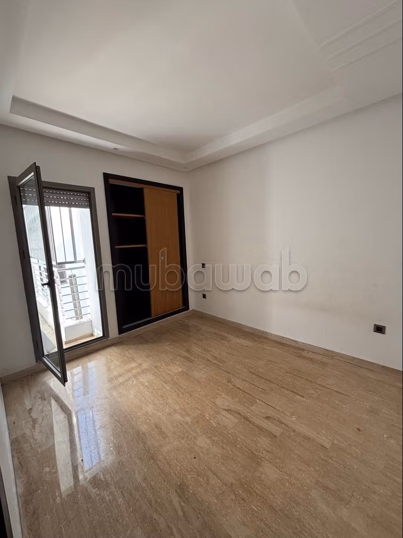 Superbe appartement à louer à Belvédère. Surface totale 80 m². Terrasse et ascenseur