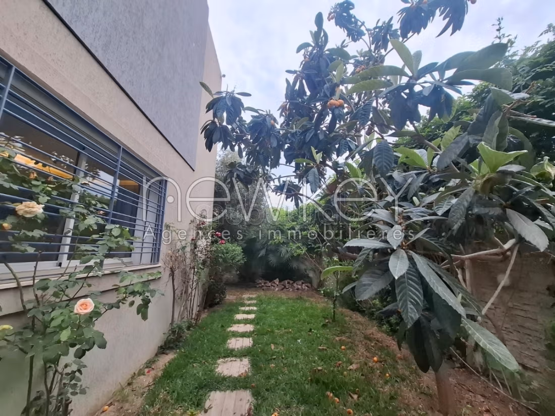 Une Belle Villa S4 avec jardin à Louer à La Soukra