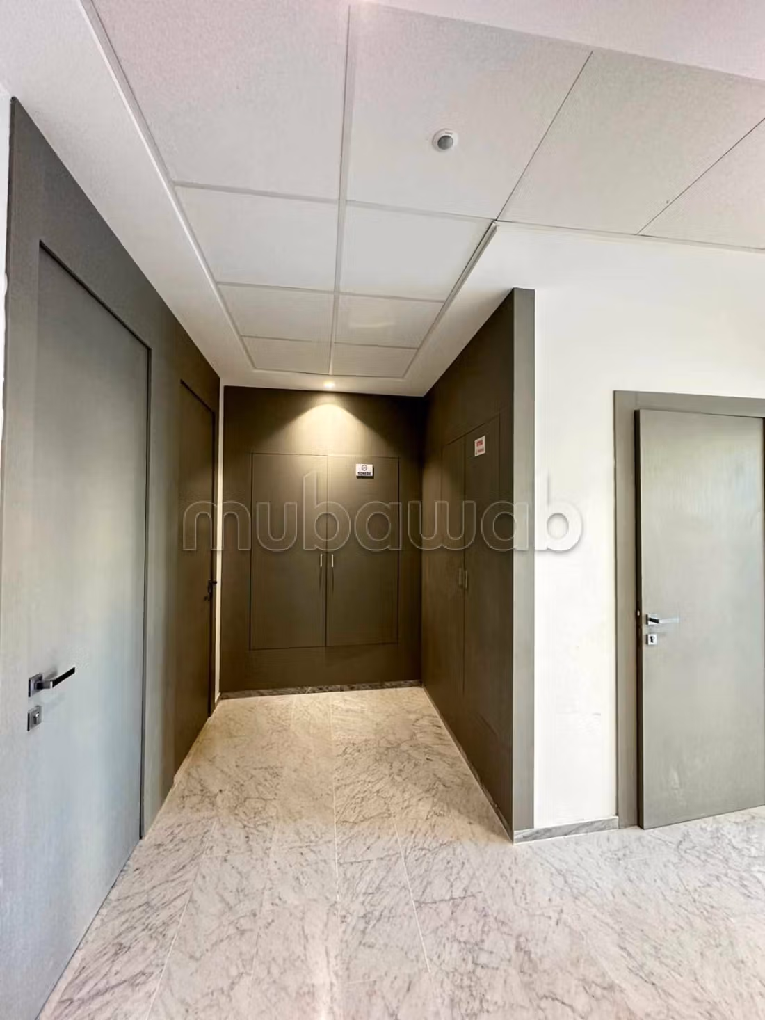 Offices for rent in Les Berges Du Lac 2. Dimension 2576 m². Double glazing and central heating