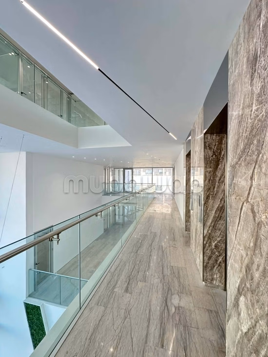 Offices for rent in Les Berges Du Lac 2. Dimension 2576 m². Double glazing and central heating