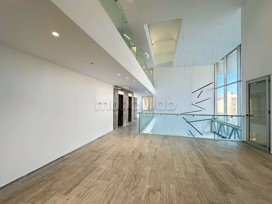 Offices for rent in Les Berges Du Lac 2. Dimension 2576 m². Double glazing and central heating