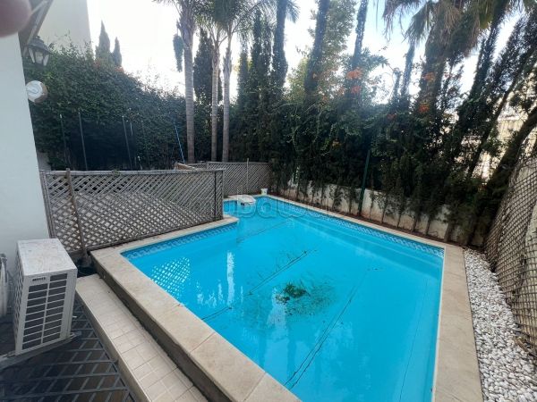 Casa de alto standing en venta en Ain Diab. Area 400 m². Aparcamiento y balcón. 