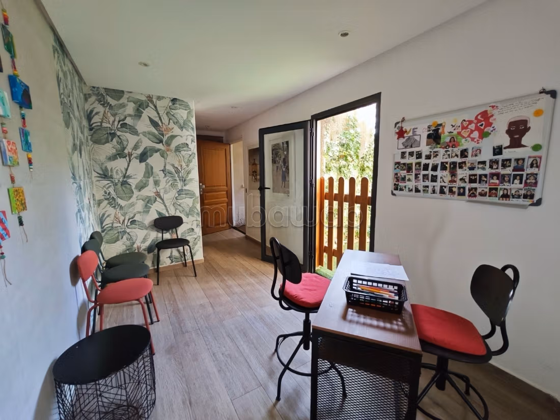 Kopen: huizen. Oppervlakte 300 m². Gemeubileerd. 