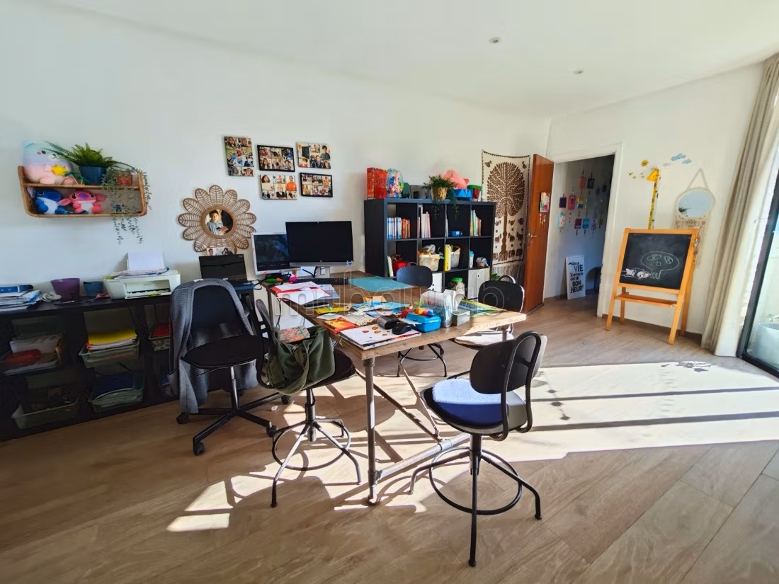Kopen: huizen. Oppervlakte 300 m². Gemeubileerd. 