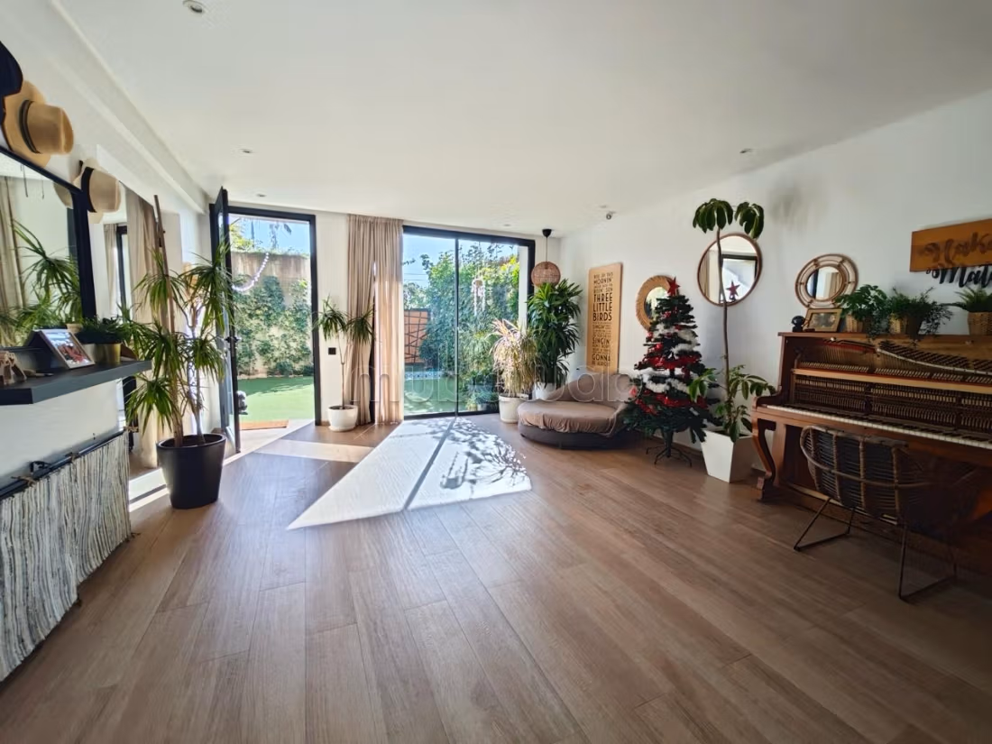 Kopen: huizen. Oppervlakte 300 m². Gemeubileerd. 