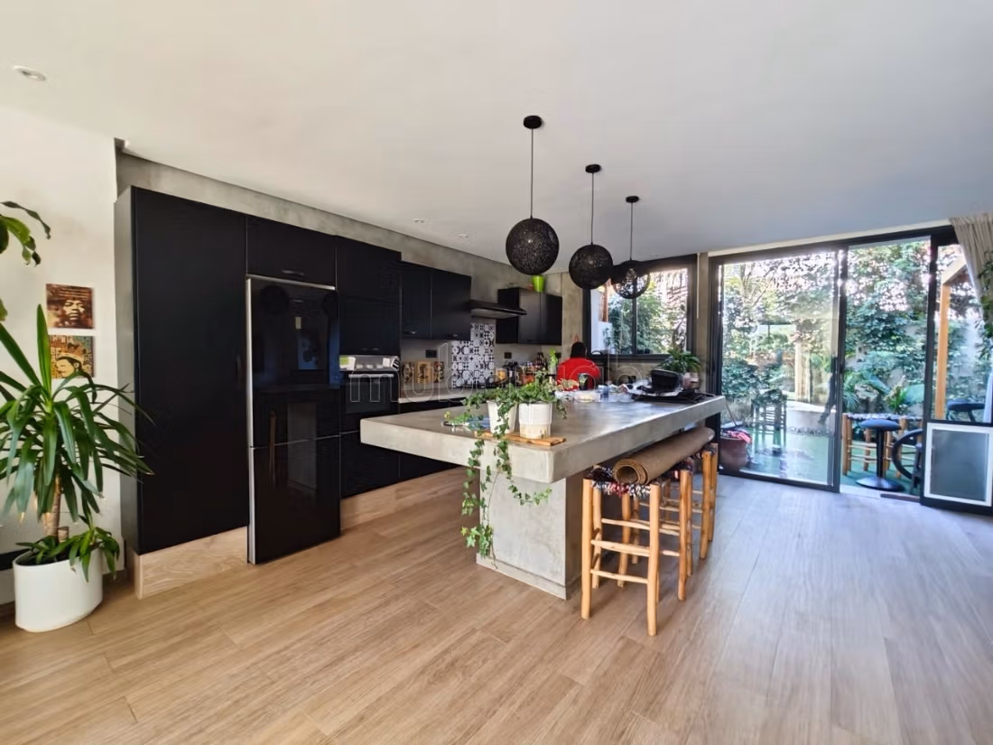 Kopen: huizen. Oppervlakte 300 m². Gemeubileerd. 