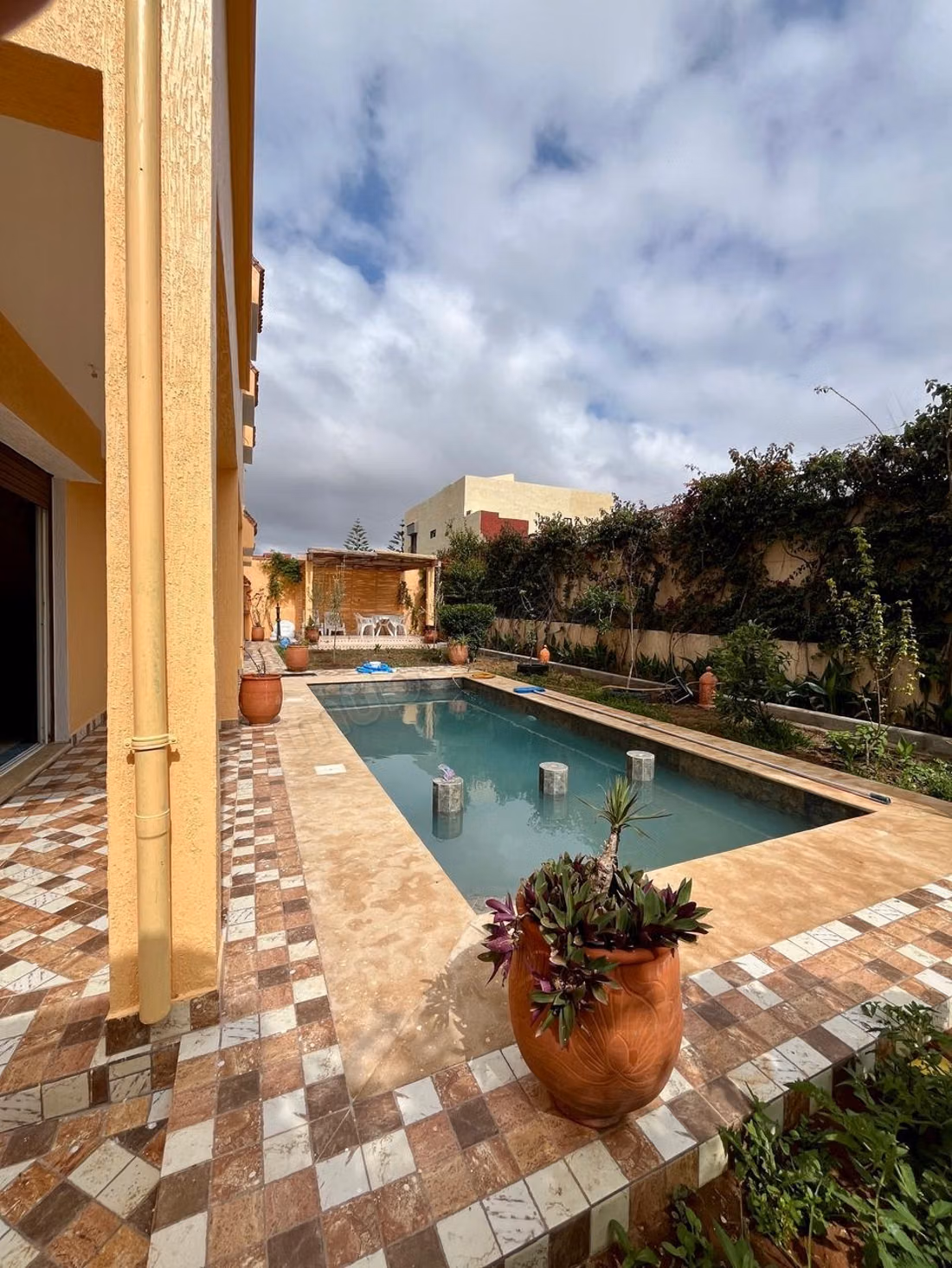 Fabulous house for sale. Dimension 170 m². Ample storage space