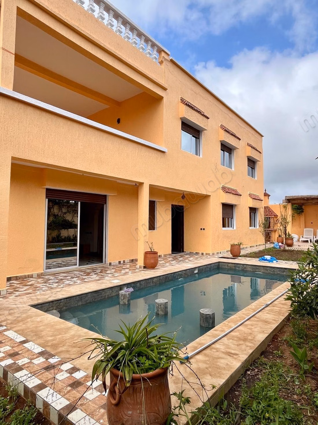 Fabulous house for sale. Dimension 170 m². Ample storage space
