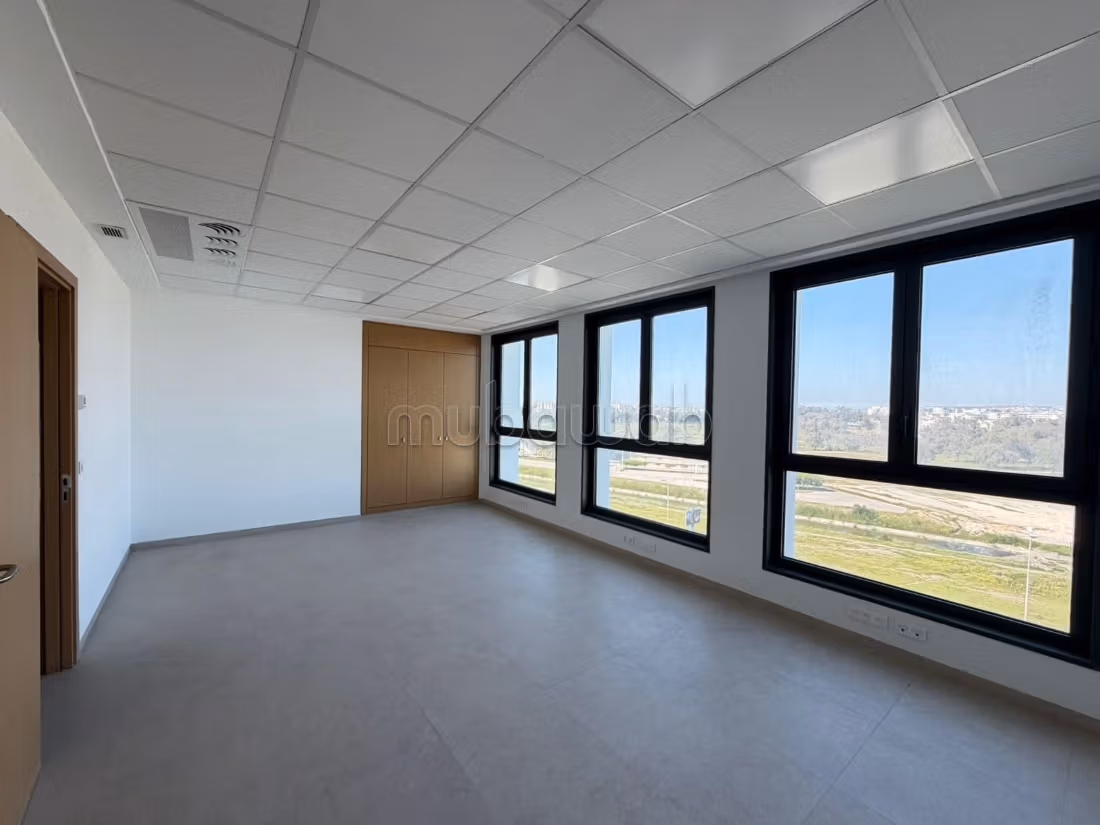 A louer un plateau neuf de 834 m² HS au LAC 2