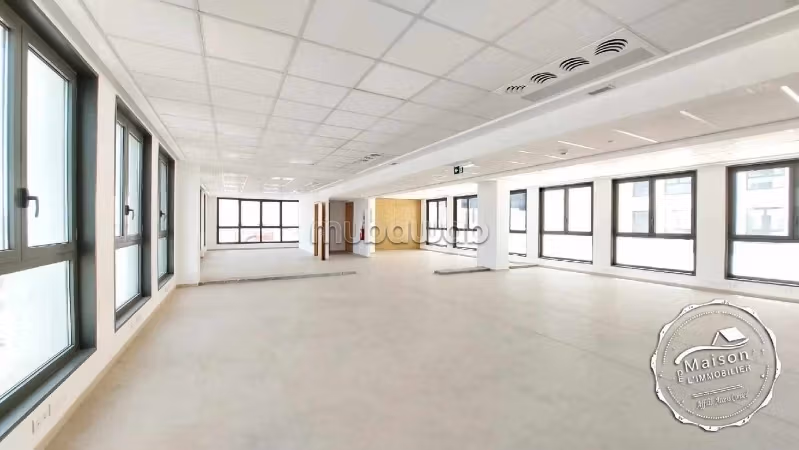 Ufficio da affittare a Les Berges Du Lac 2. Superficie 834 m². Servizio di concierge e condizionatore. 