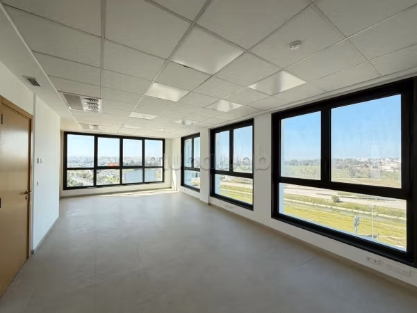 Ufficio da affittare a Les Berges Du Lac 2. Superficie 834 m². Servizio di concierge e condizionatore. 